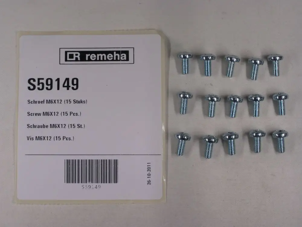 Packung mit 15 Schrauben von Remeha, auf einem weißen Untergrund angeordnet, neben einem Etikett mit Artikelnummer und Beschreibung.